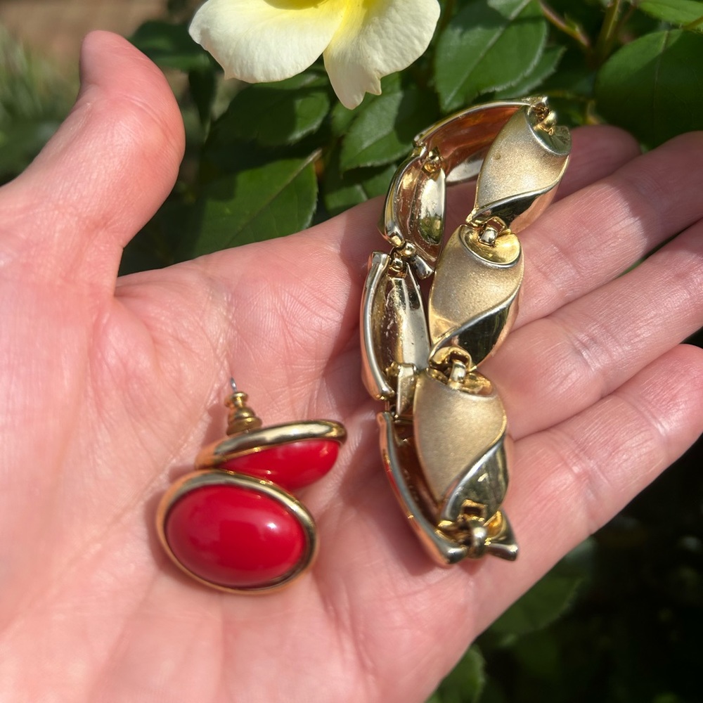 VTG Trifari Brushed Gold Bracelet and Red Earrings - Picture 4 of 7